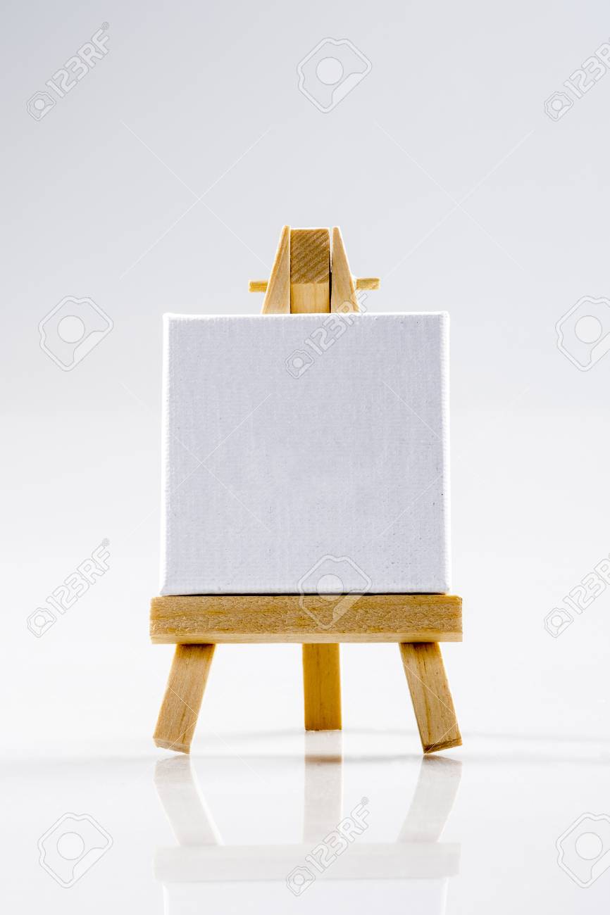 Kleiner Stativ Holz Staffelei Mit Quadratischen Weissen Leinwand Lizenzfreie Fotos Bilder Und Stock Fotografie Image