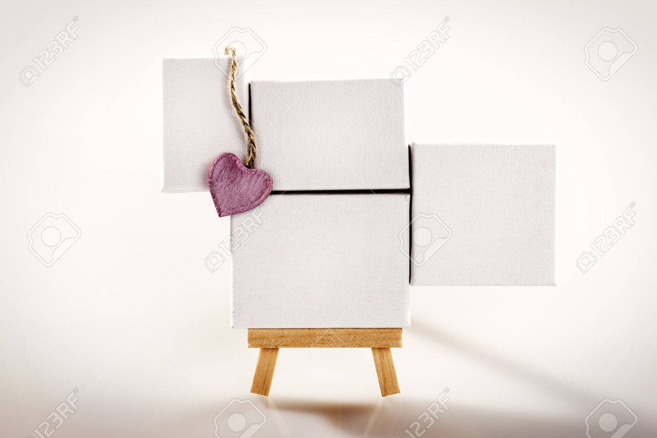 Kleine Stativ Holz Staffelei Mit Vier Weissen Leinwand Und Rosa Herz Lizenzfreie Fotos Bilder Und Stock Fotografie Image