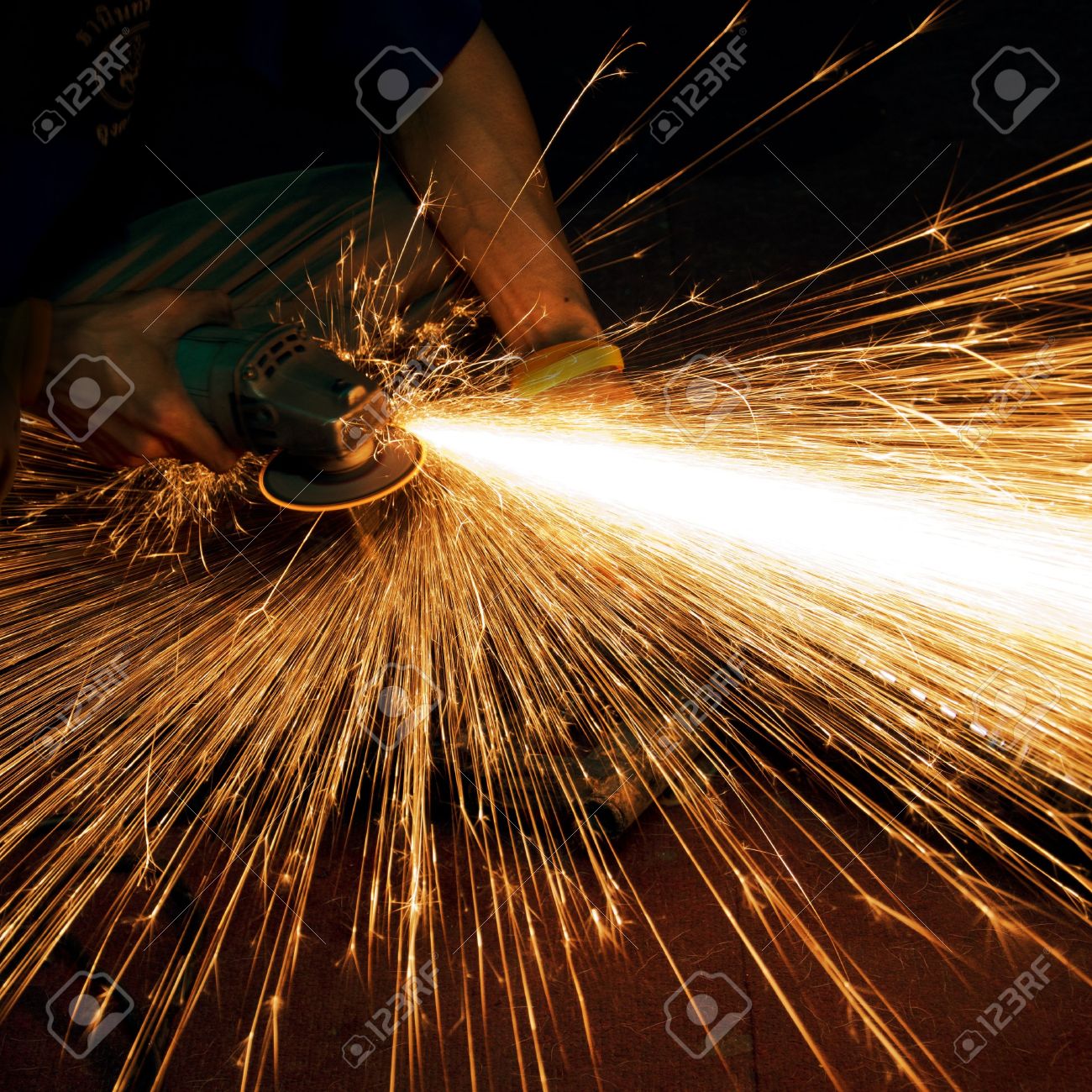 鋼の溶接中の労働者を火花します の写真素材 画像素材 Image