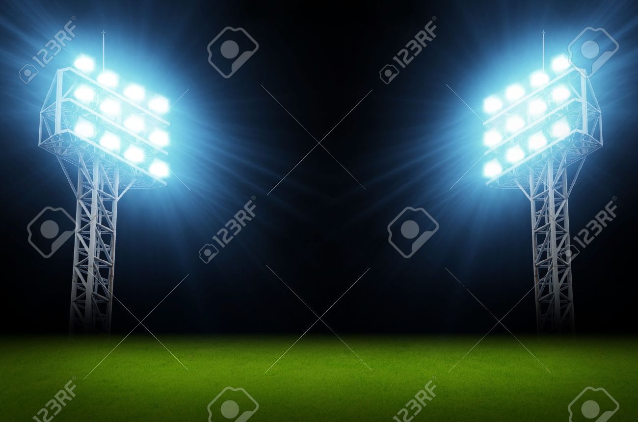 緑のサッカー場 明るいスポット ライト点灯スタジアム の写真素材 画像素材 Image