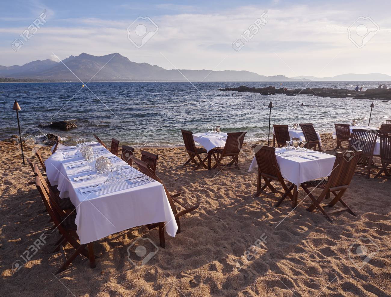 Définir Des Tables De Restaurant Avec Une Nappe Blanche Sur Une Plage De Lumio Près De Calvi En Corse