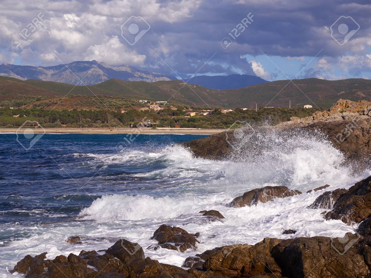 La Mer Frappe Contre La Côte Rocheuse à La Plage De Lozari En Corse