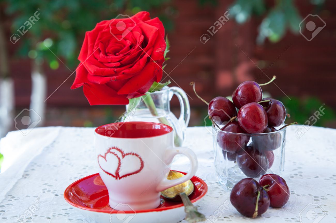 Immagini Stock - Prima Colazione Romantica Su Una Terrazza Estiva; Caffè,  Ciliegie E Rosa Rossa.. Image 36531675