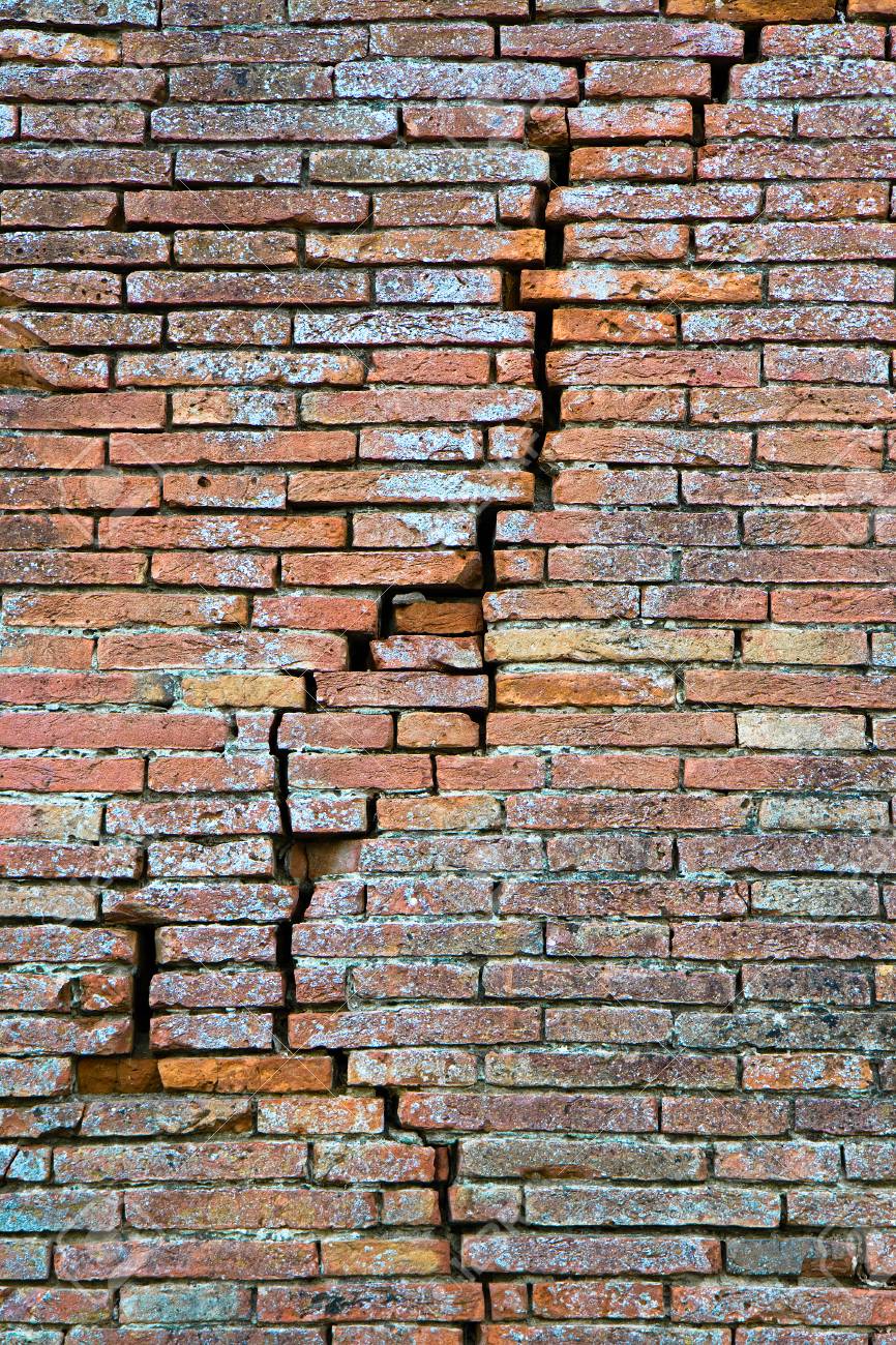 ひびの入ったレンガの壁 レンガの壁にできた深い割れ目 の写真素材 画像素材 Image