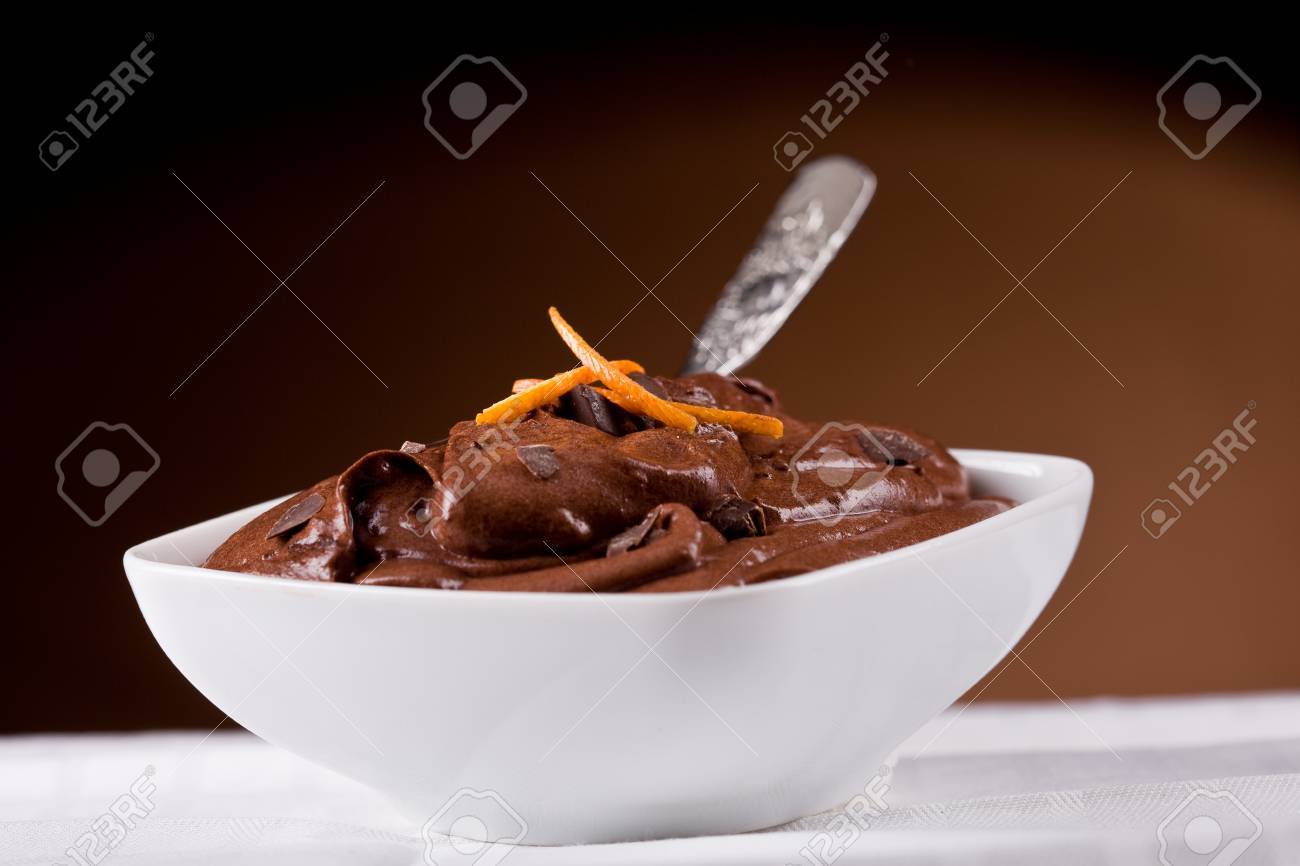 Delicieuse Mousse Au Chocolat Dans Un Bol Blanc Avec Le Zeste D