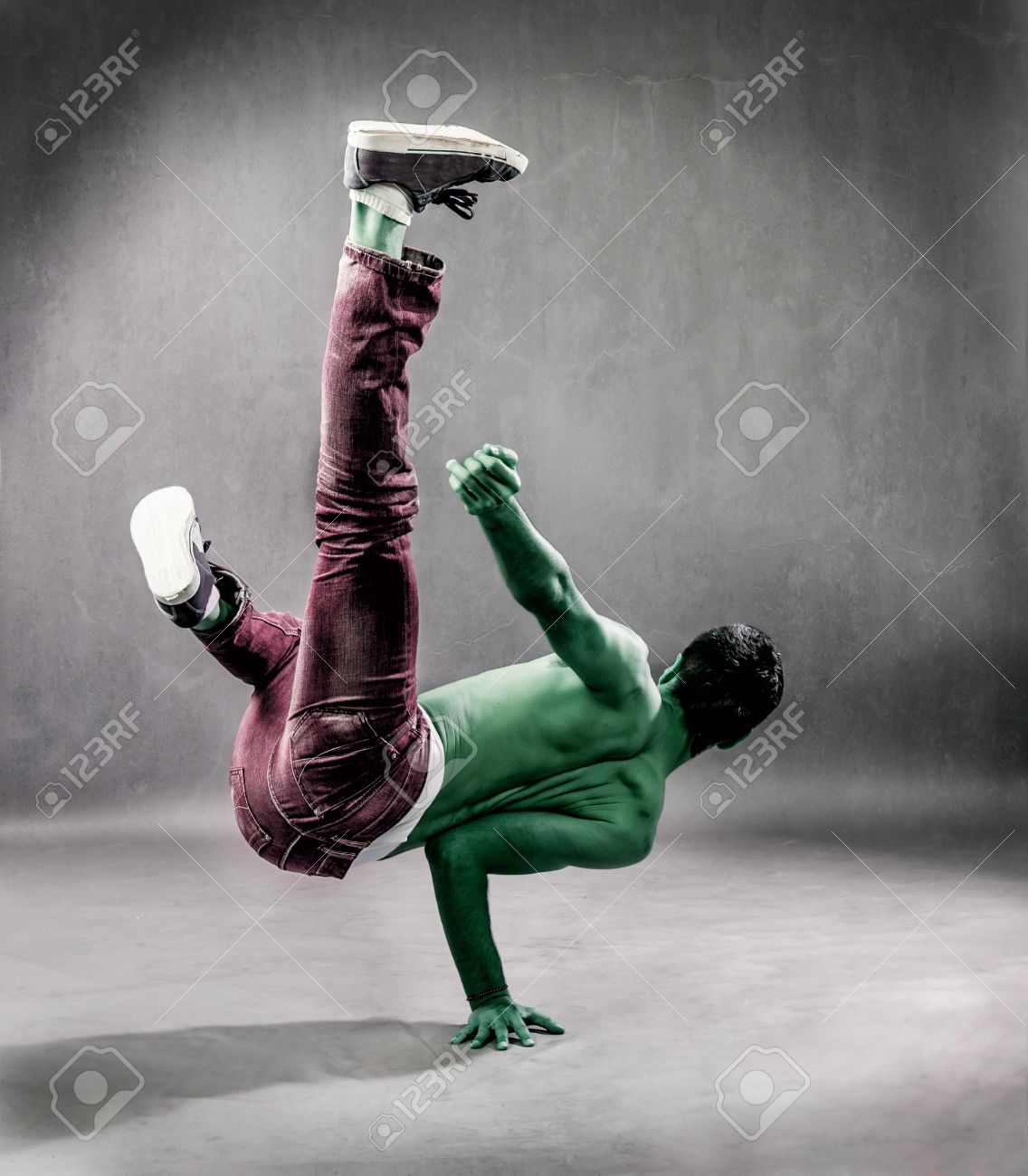 ブレーク ダンス フロア Perfornming 凍結には緑の外国人の写真 の写真素材 画像素材 Image