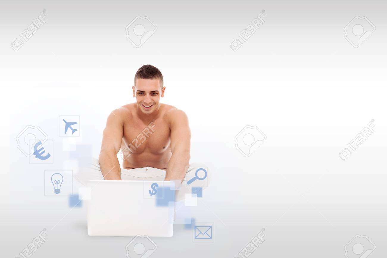 Foto De Archivo Hombre Caucasico Con El Pecho Nacked Trabaja Con El Cuaderno En El Suelo Sobre Fondo Gris Claro Foto De Archivo Hombre Caucasico Con El Pecho Nacked Trabaja Con El Cuaderno En El Suelo Sobre Fondo Gris Claro