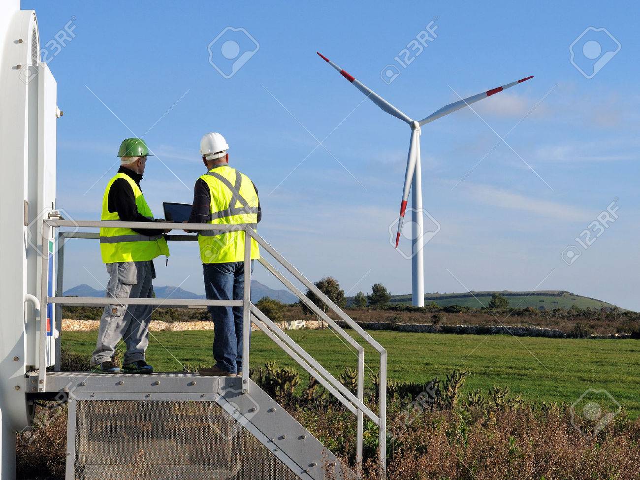 Technicians engaged in the detecting of a wind turbine installation for the production of energy - 52184838 Technicians engaged in the detecting of a wind turbine installation for the production of energy - 52184838