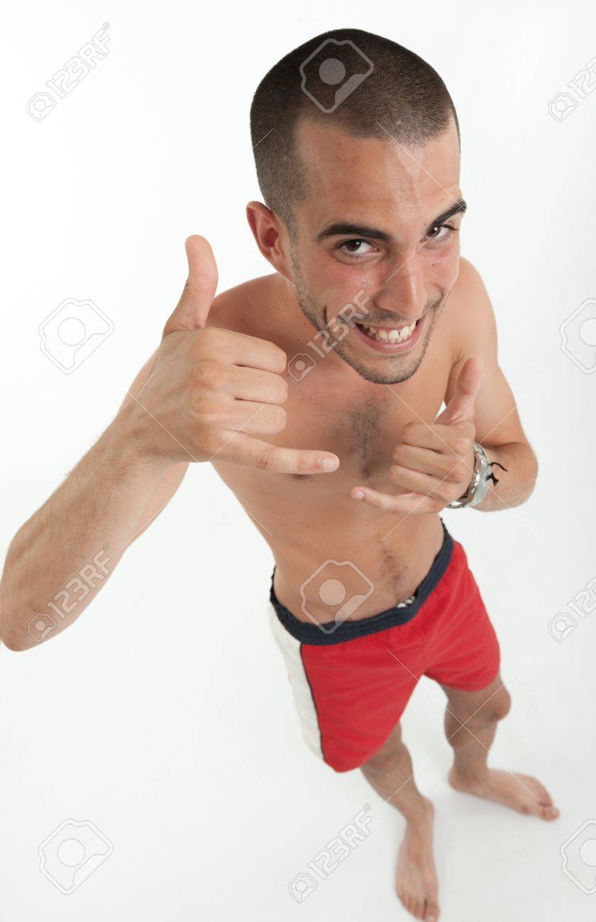 シャカ サインやっている水泳パンツ姿で若い男の航空写真 の写真素材 画像素材 Image