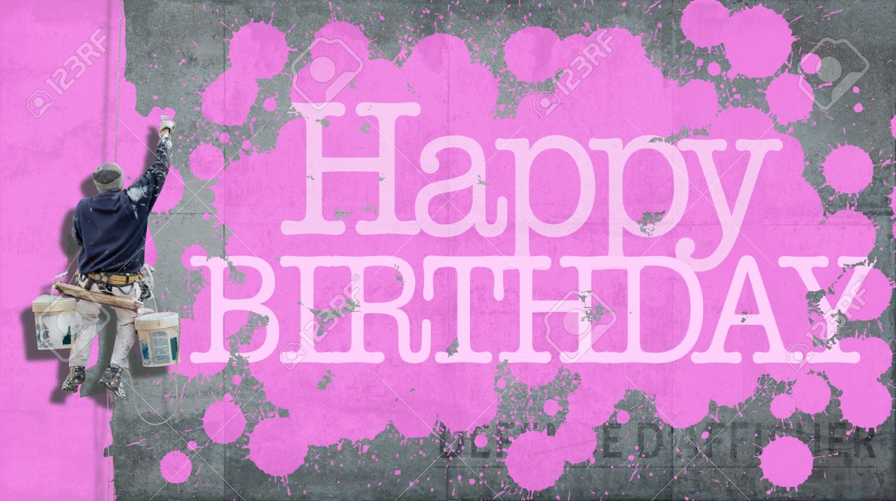 Peintre Harnais Accroche A Peindre Un Mur Avec Le Mot Joyeux Anniversaire En Rose Banque D Images Et Photos Libres De Droits Image