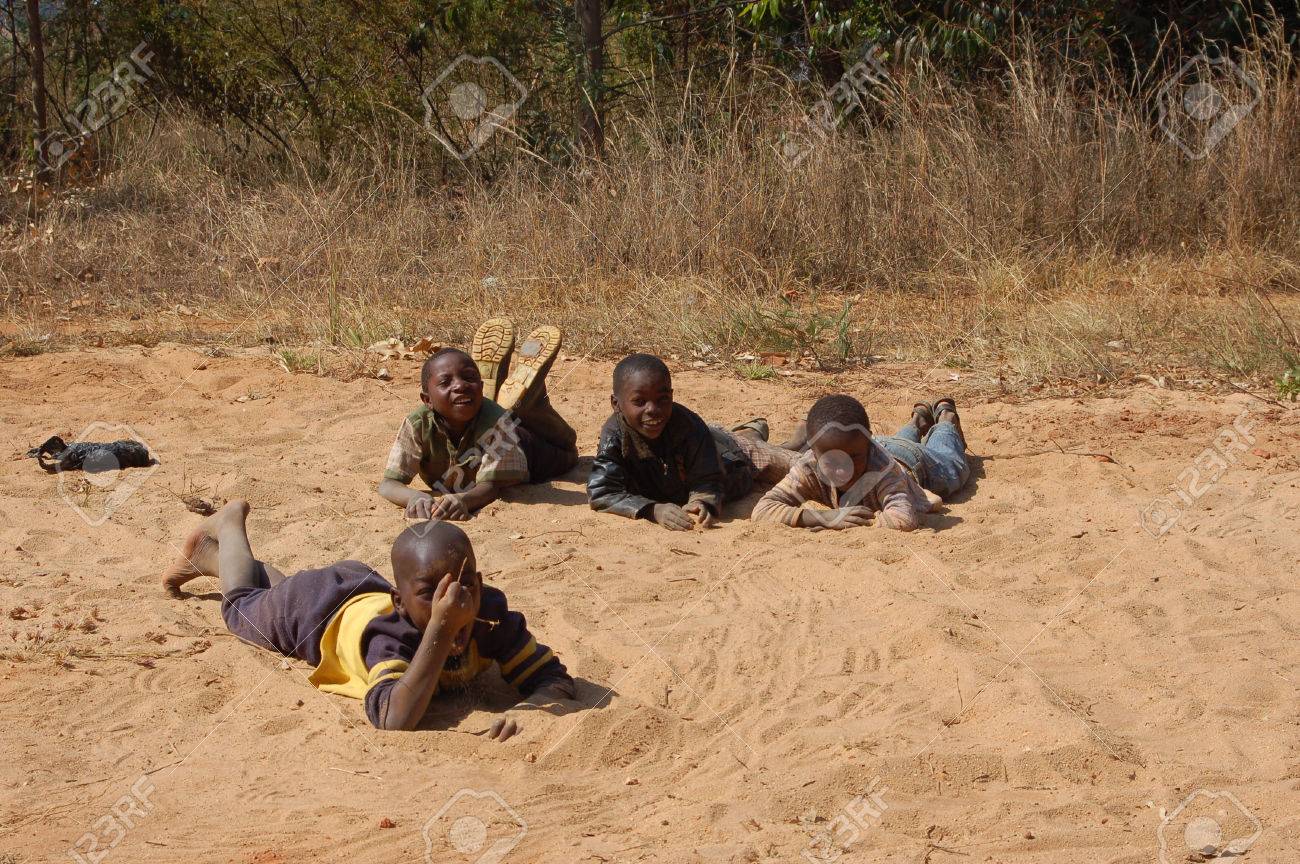 Der Blick Von Afrika Auf Den Gesichtern Der Kinder Dorf Pomerini Tansania August 13 Die Intensitat Der Look Der Afrikanische Kinder Des Dorfes Pomerini In Tansania Zwischen Armut Und