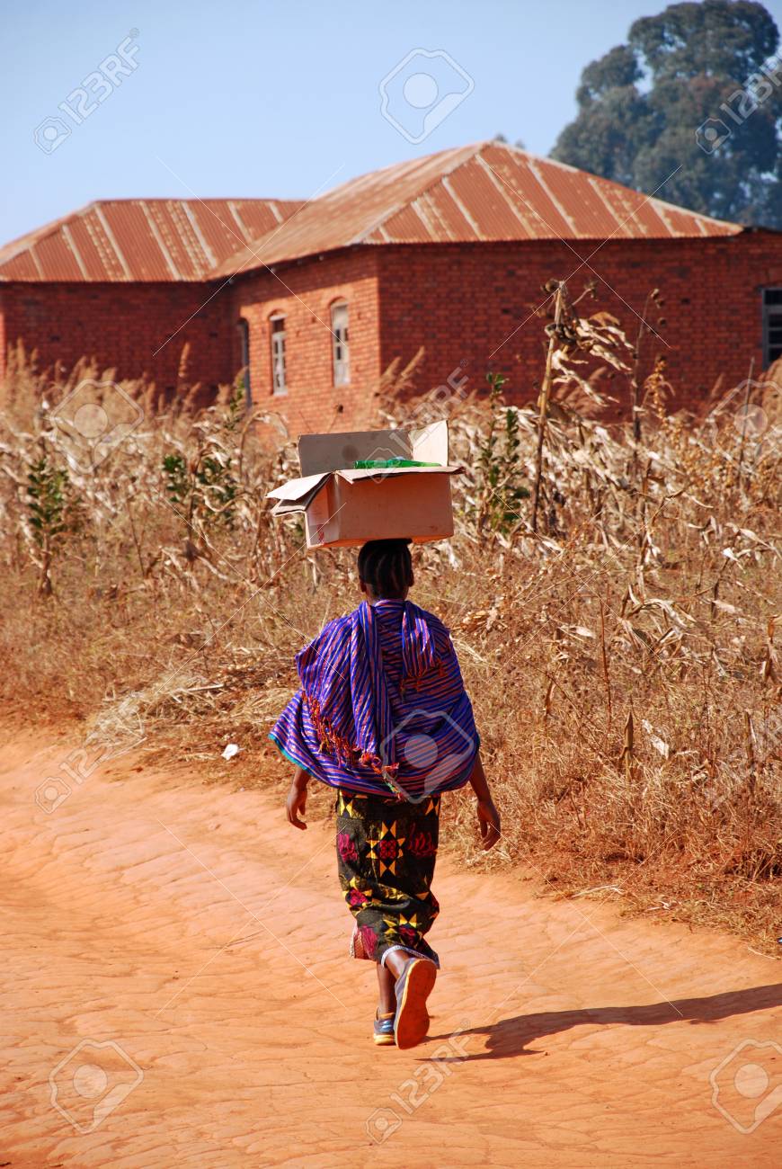 アフリカの女性のアフリカ女性が彼の頭の上の段ボール箱市場に行く 彼の頭の上の段ボール箱を運ぶ の写真素材 画像素材 Image