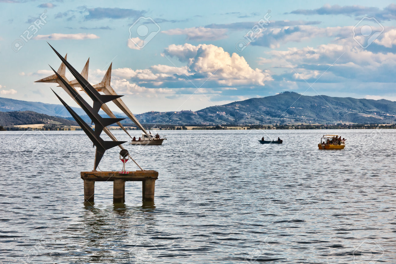 トラジメーノ湖またはイタリア トラジメーノのトラシメヌスは 128 Km の表面積を持つ Po 南イタリア半島で最大の湖 コモ湖よりわずかに小さい の写真素材 画像素材 Image