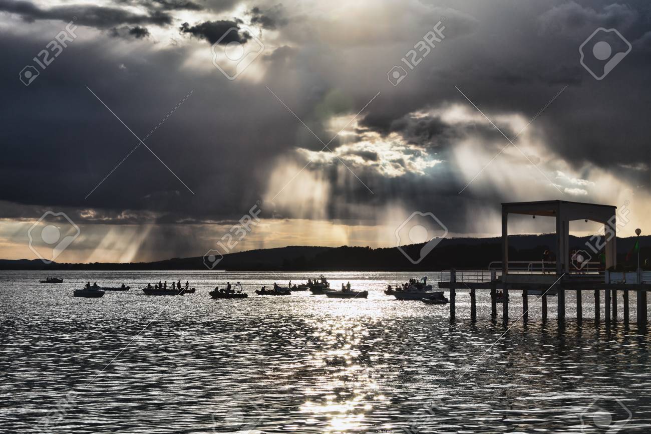 トラジメーノ湖またはイタリア トラジメーノでトラシメヌスは 128 キロ の面積を持つ Po の南イタリア半島で最大の湖 コモ湖よりわずかに小さい の写真素材 画像素材 Image