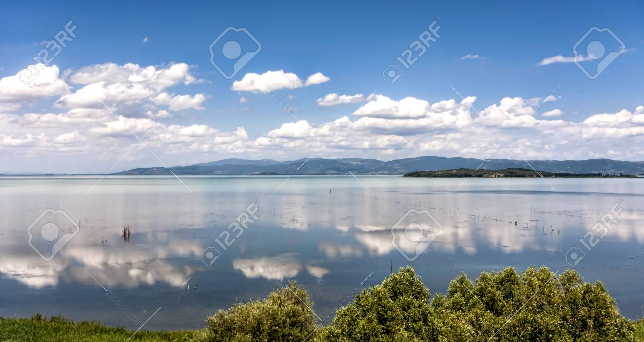 トラジメーノ湖またはイタリア トラジメーノのトラシメヌスは Po 南イタリア半島で最大の湖 の写真素材 画像素材 Image