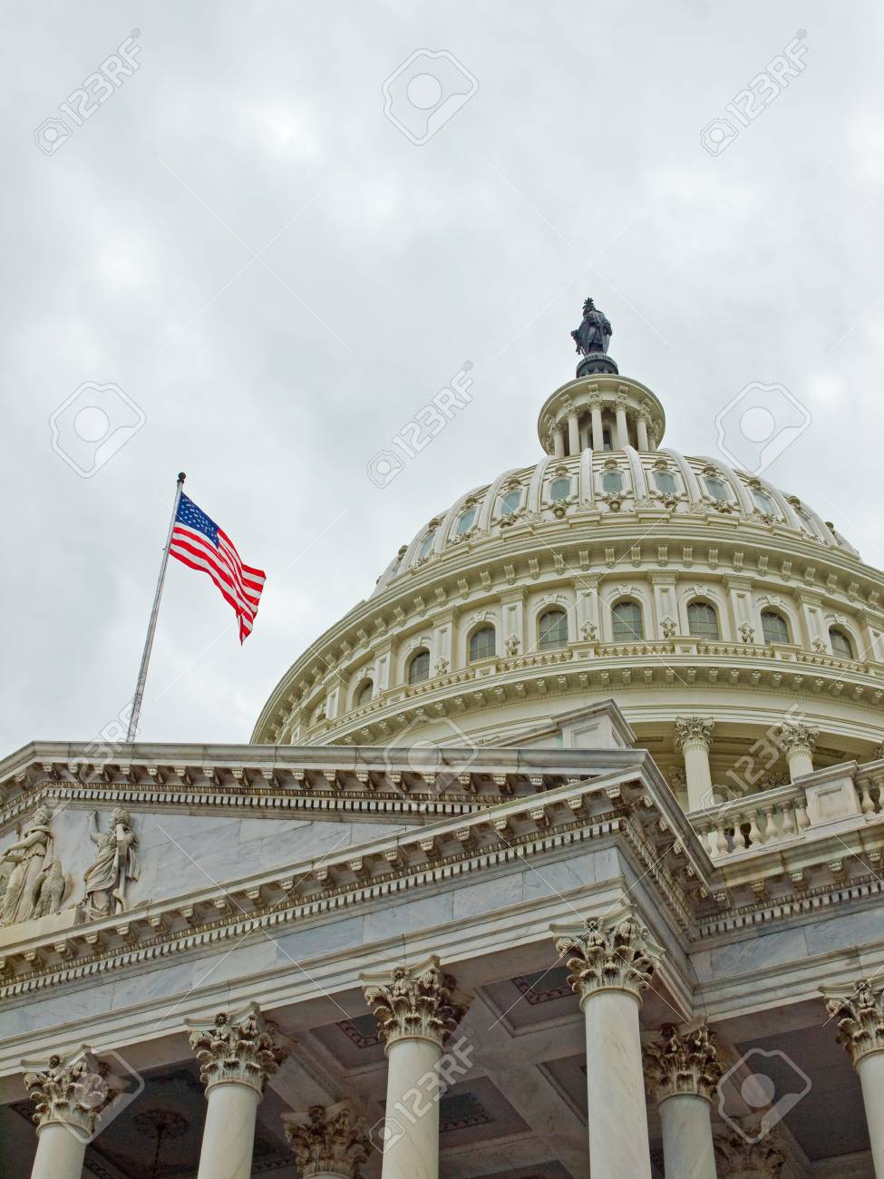 アメリカの国旗とワシントン Dc のアメリカ国会議事堂の建物 の写真素材 画像素材 Image アメリカの国旗とワシントン Dc のアメリカ国会議事堂の建物 の写真素材 画像素材 Image