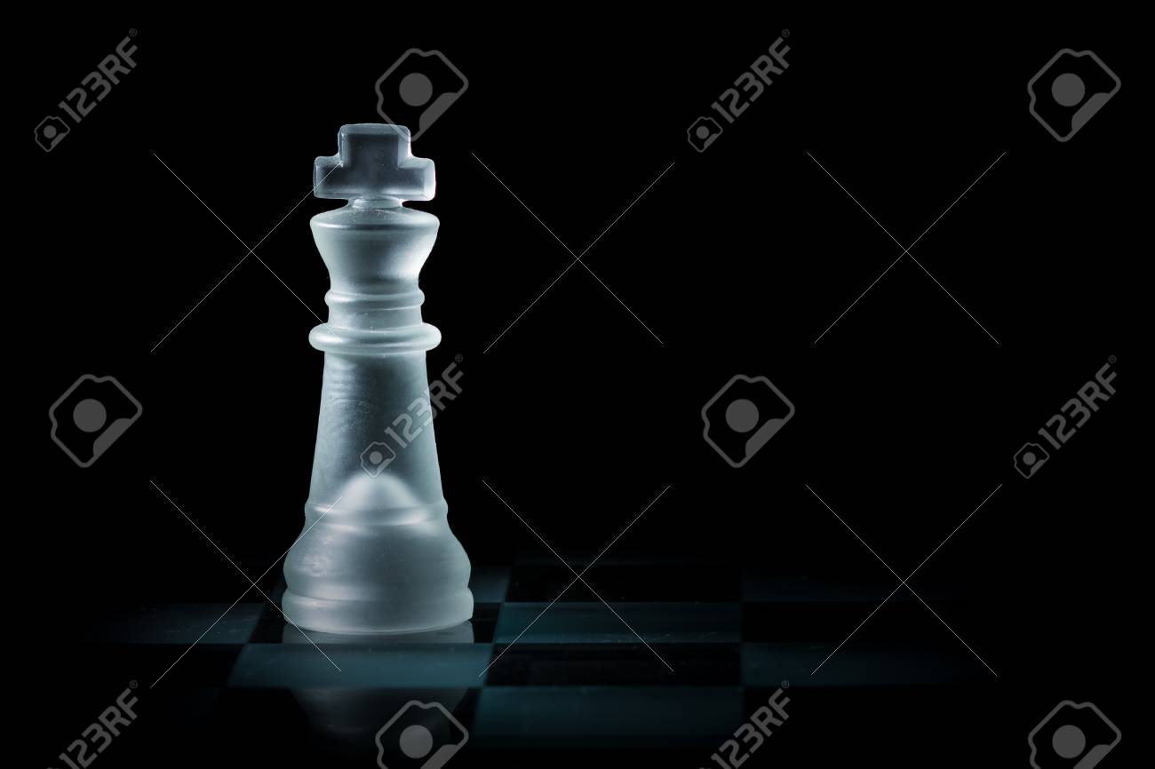 ガラスキングチェスピースは暗い背景を持つチェス盤の上に一人で立っている の写真素材 画像素材 Image