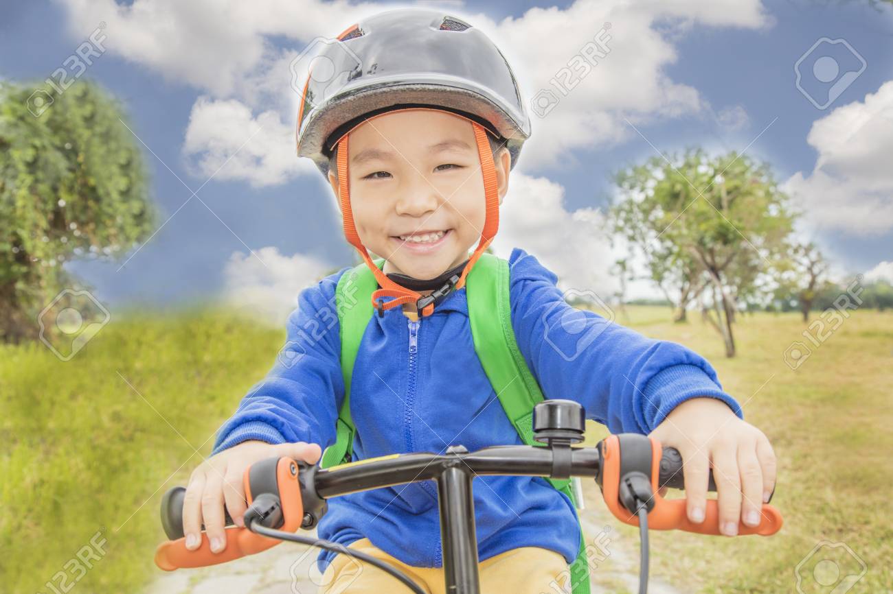 子供が乗っている自転車に