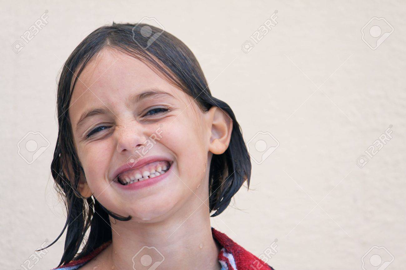 安っぽいニヤリと笑う ボブの髪をウェットと白人の子供 の写真素材 画像素材 Image