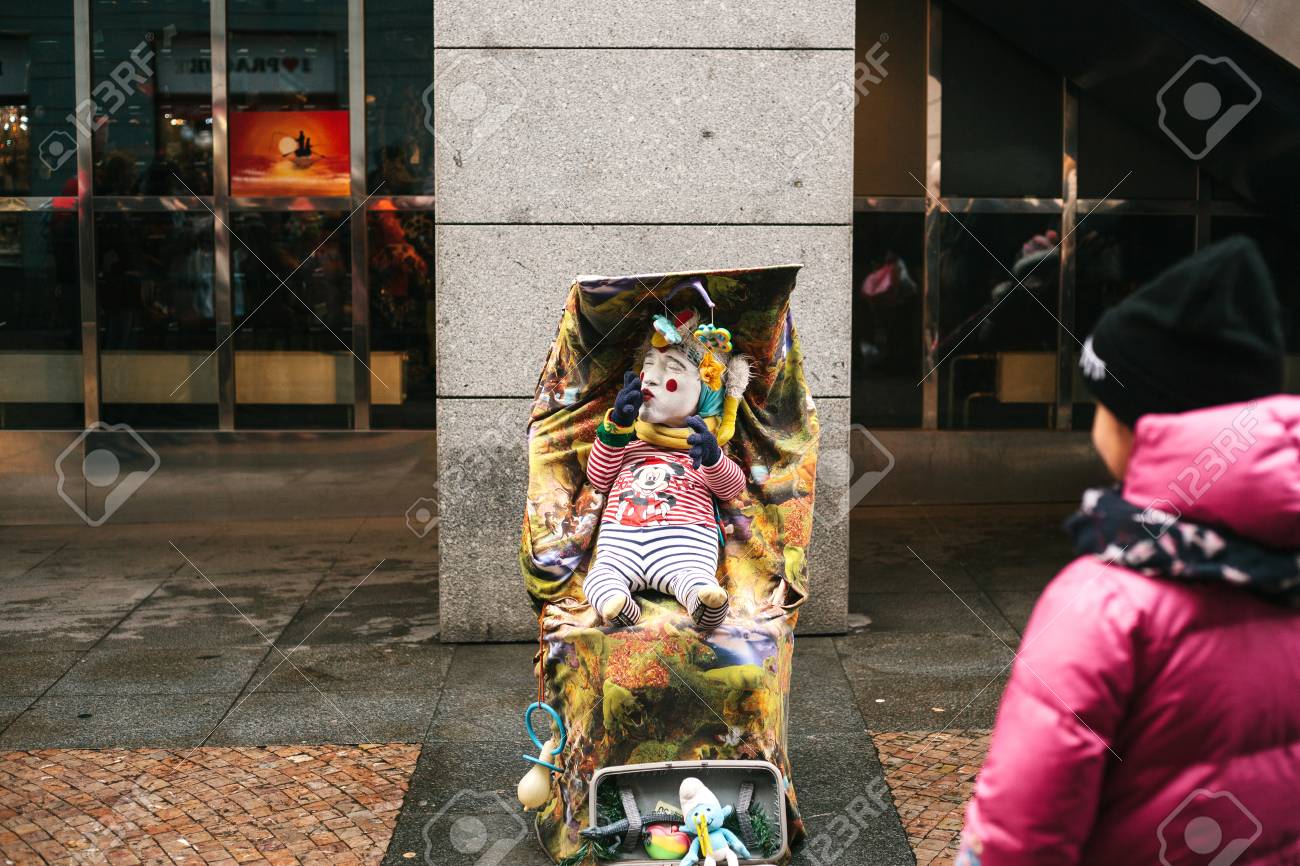 Prague Republique Tcheque 24 Decembre 16 Un Clown Drole Un Adulte Est Deguise En Enfant Dans Une Poussette Divertissement Des Touristes A Noel En Europe Banque D Images Et Photos Libres De