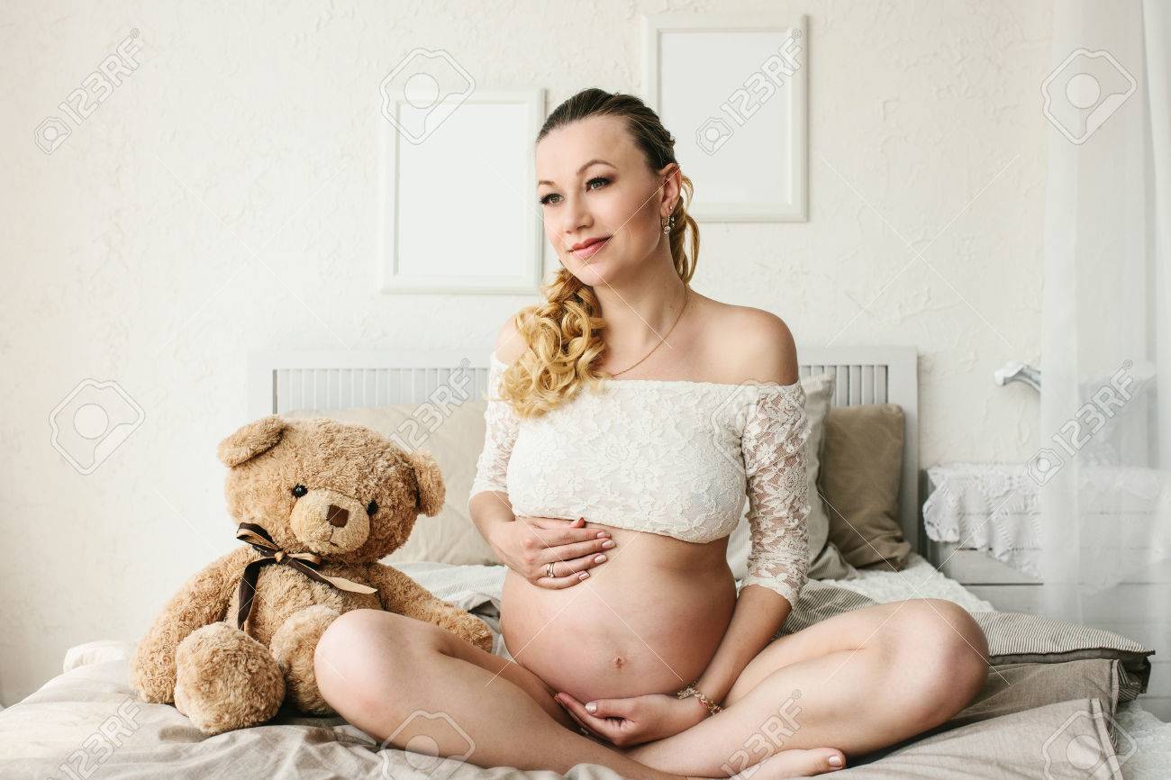 美しいアダルト妊婦。赤ちゃんを待っています。妊娠。ケア、優しさ、母性、出産。の写真素材・画像素材 Image 82768740