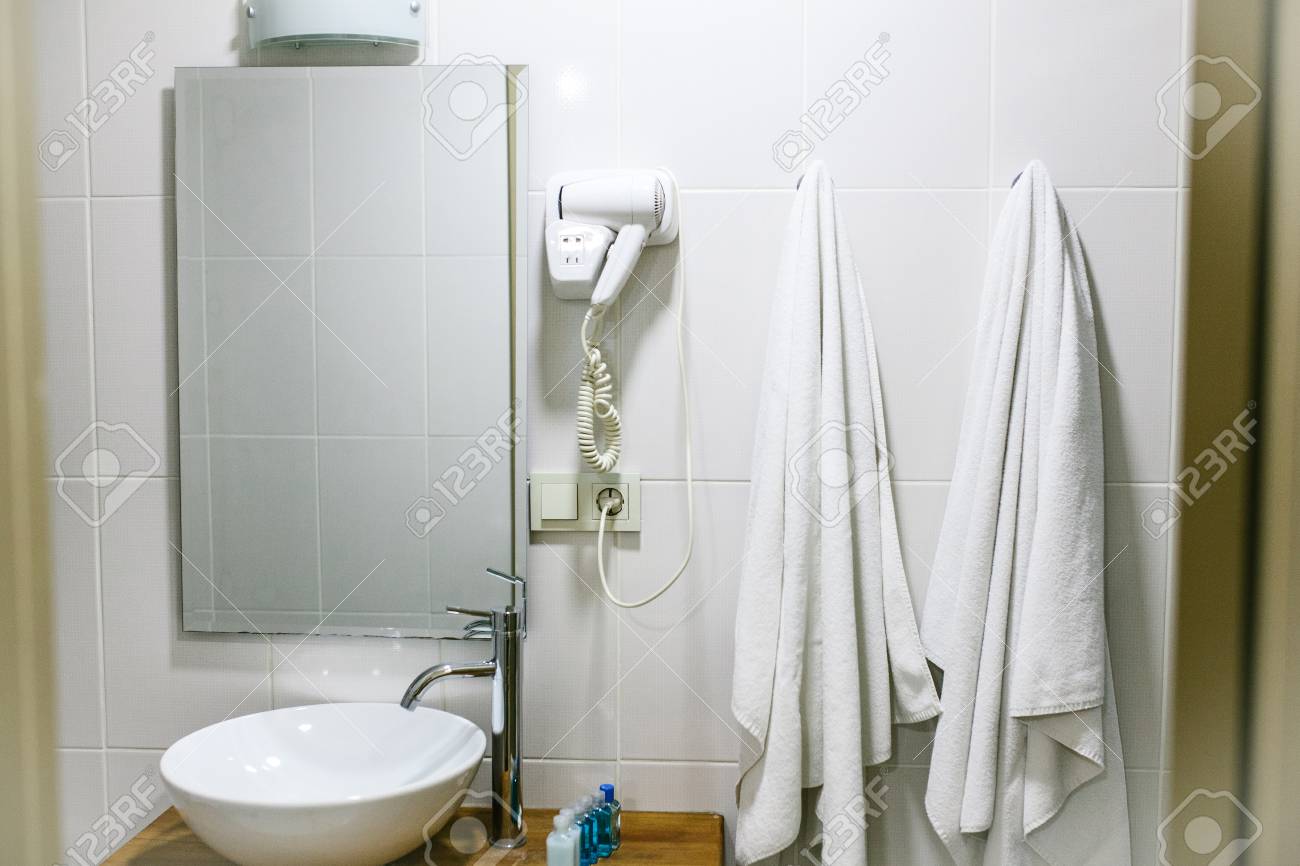 Cuarto De Baño En El Hotel Con Todos Los Accesorios De Baño ... Cuarto De Baño En El Hotel Con Todos Los Accesorios De Baño ...