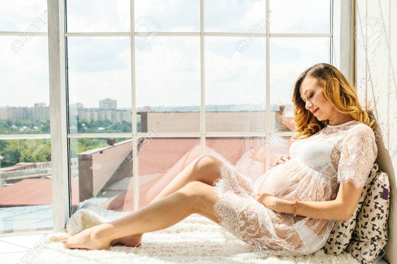 美しいアダルト妊婦。赤ちゃんを待っています。妊娠。ケア、優しさ、母性、出産。の写真素材・画像素材 Image 82932926