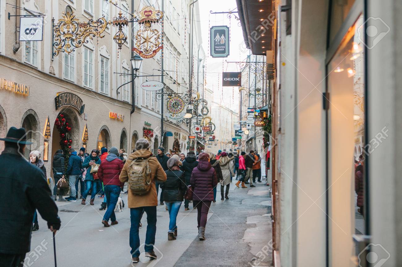 オーストリア ザルツブルク 1月1日 17 ゲトライデ通り通り 古い都市の領土上の美しい通り 長いザルツブルクの貿易の中心であると考えられています ヨーロッパのクリスマス休暇 の写真素材 画像素材 Image