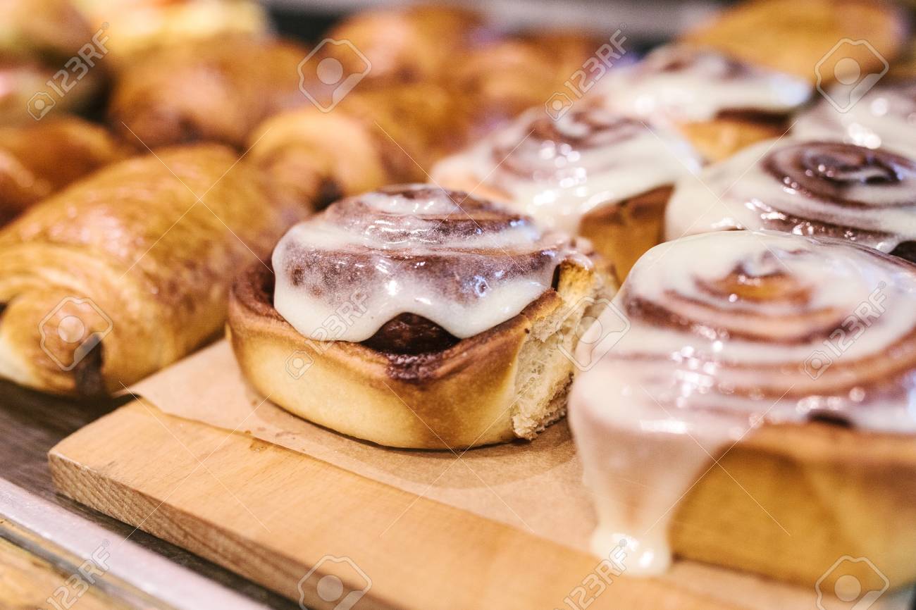 Cinnabon pain, boulangerie maison. Vente sur le comptoir dans un café. Dessert suédois