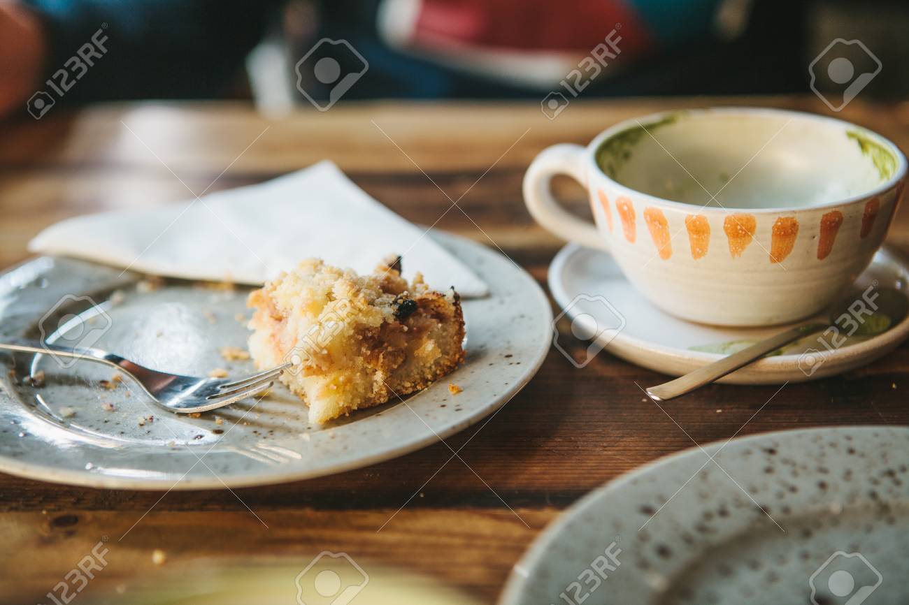汚いプレートとコーヒーの空のカップ 皿に半分食べられたケーキ 食べた後の皿 の写真素材 画像素材 Image