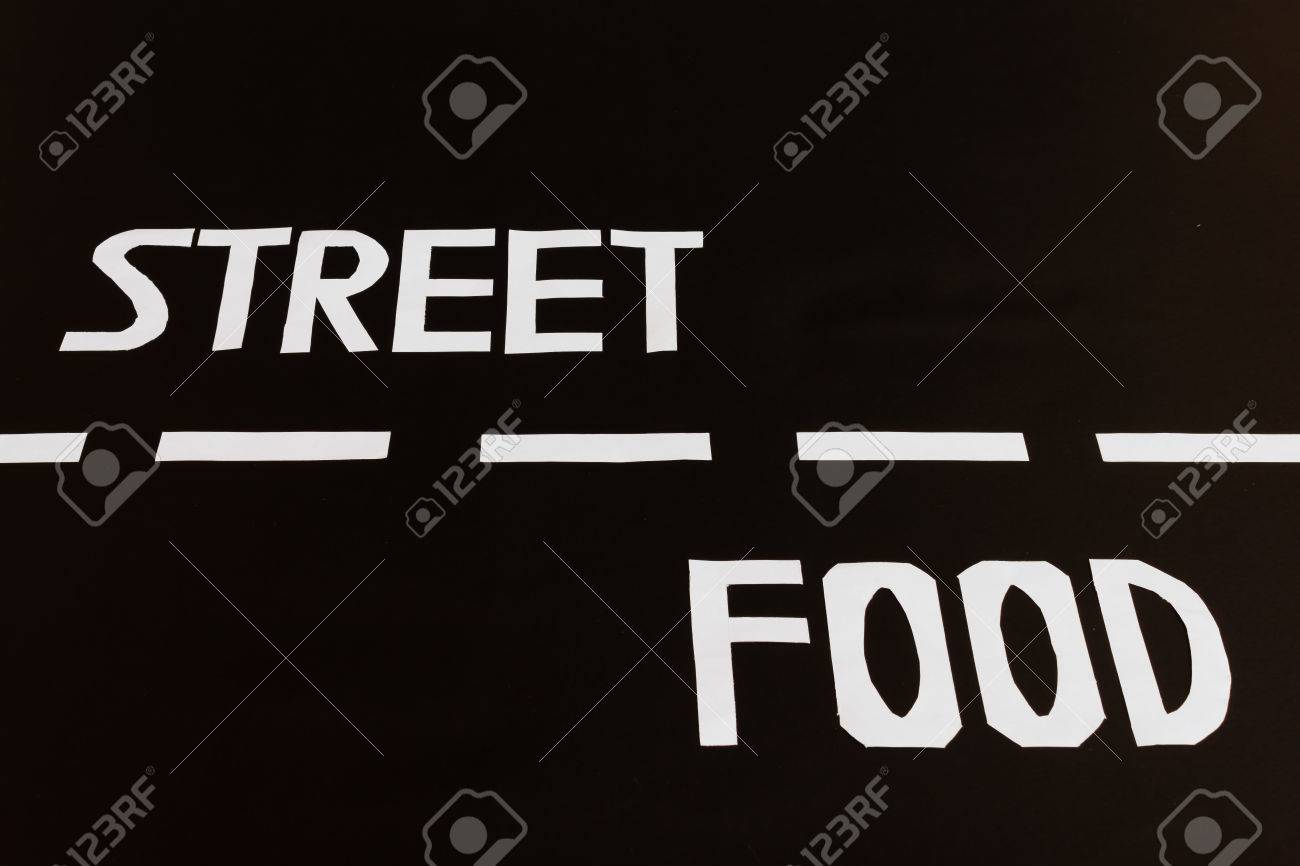 道路の 2 つの車線に書かれた英語の屋台を形成する白い文字を配置します の写真素材 画像素材 Image