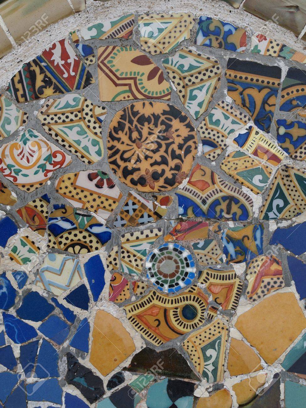 ガウディのモザイク タイル - バルセロナ, スペイン, パーク グエルの