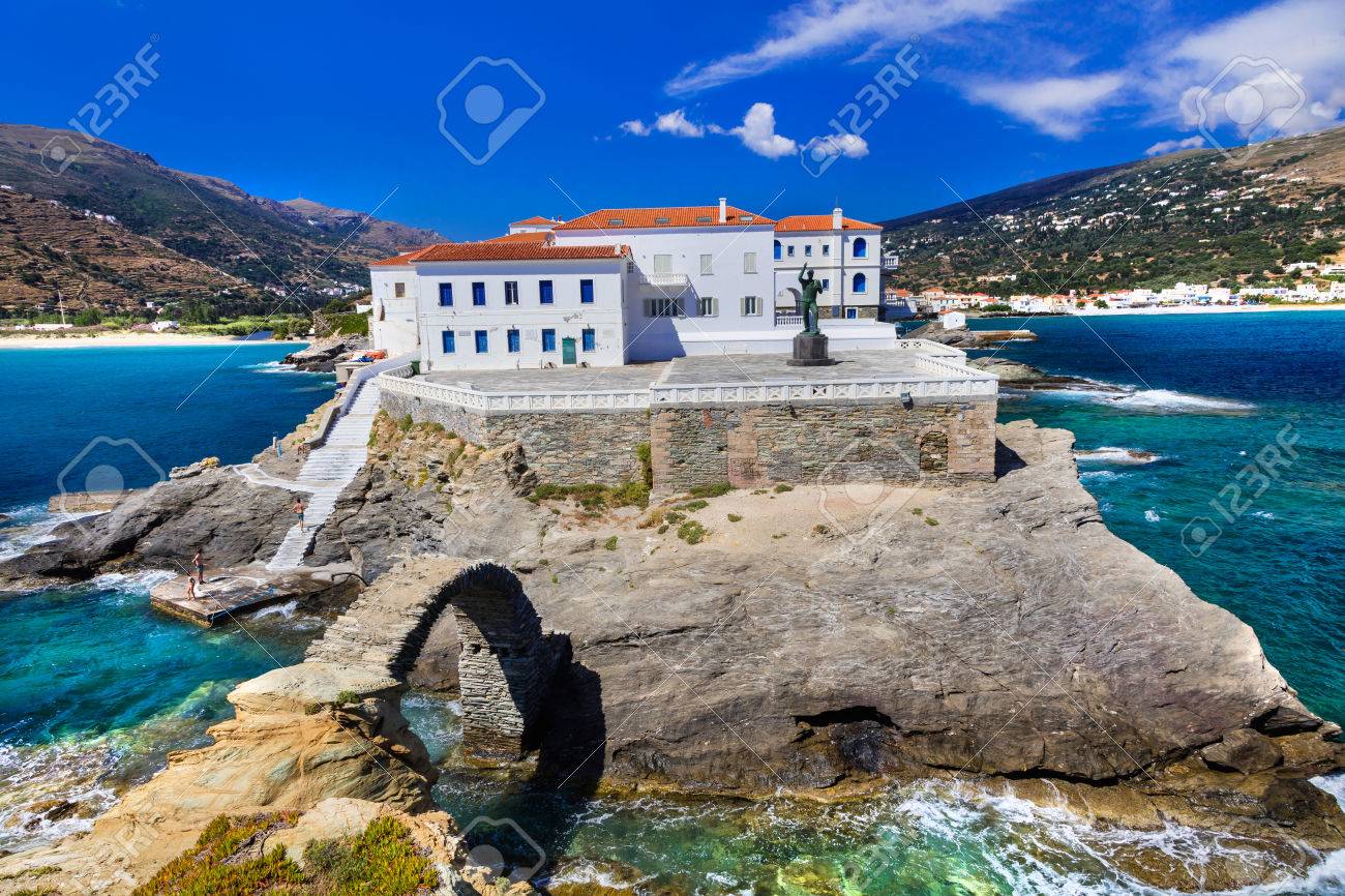 ギリシャ アンドロス島 キクラデス諸島の美しい本格的な島 の写真素材 画像素材 Image