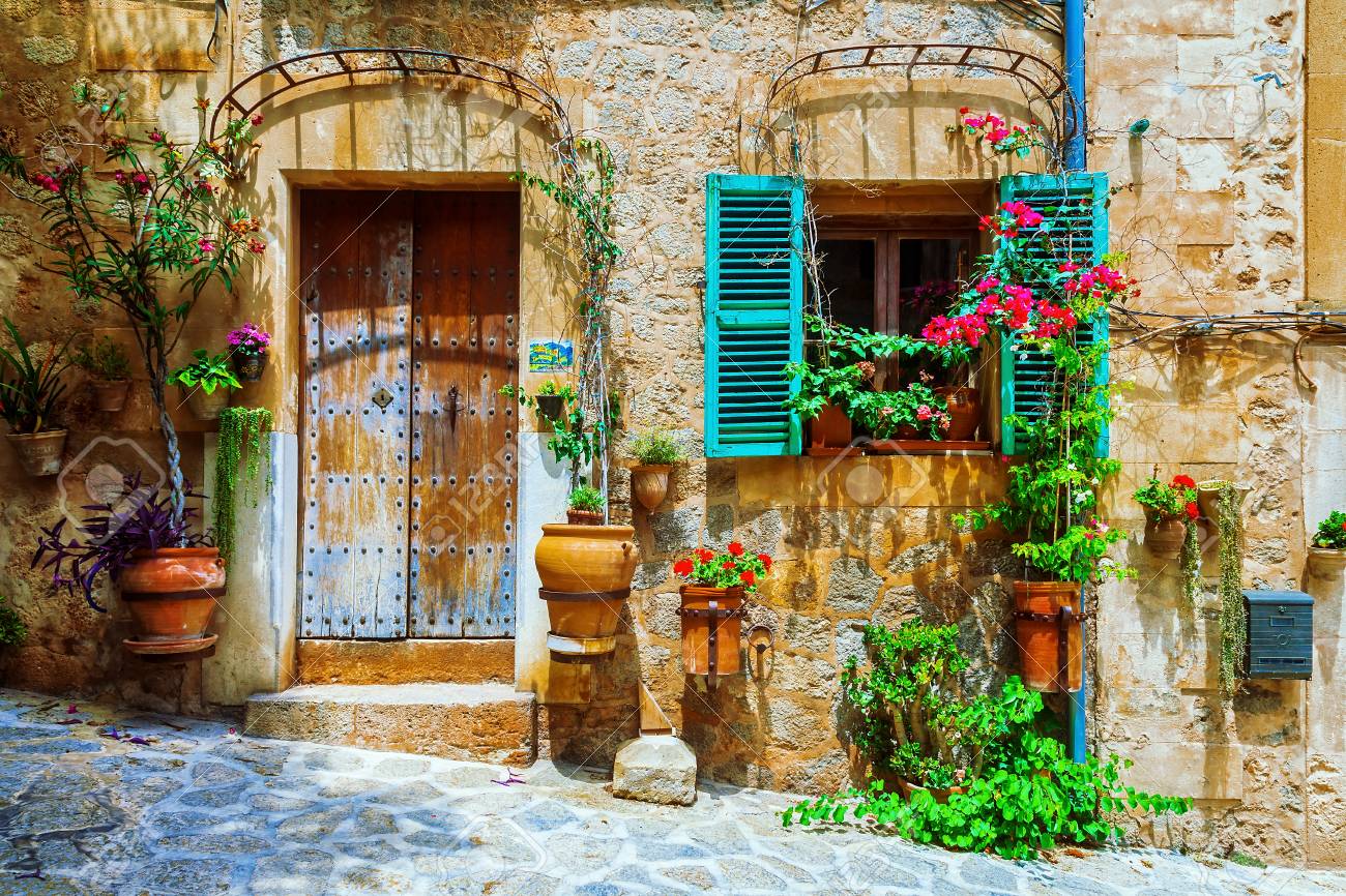 Old streets of medieval village, Spello, Umbria, Italy. - 91272887 Old streets of medieval village, Spello, Umbria, Italy. - 91272887