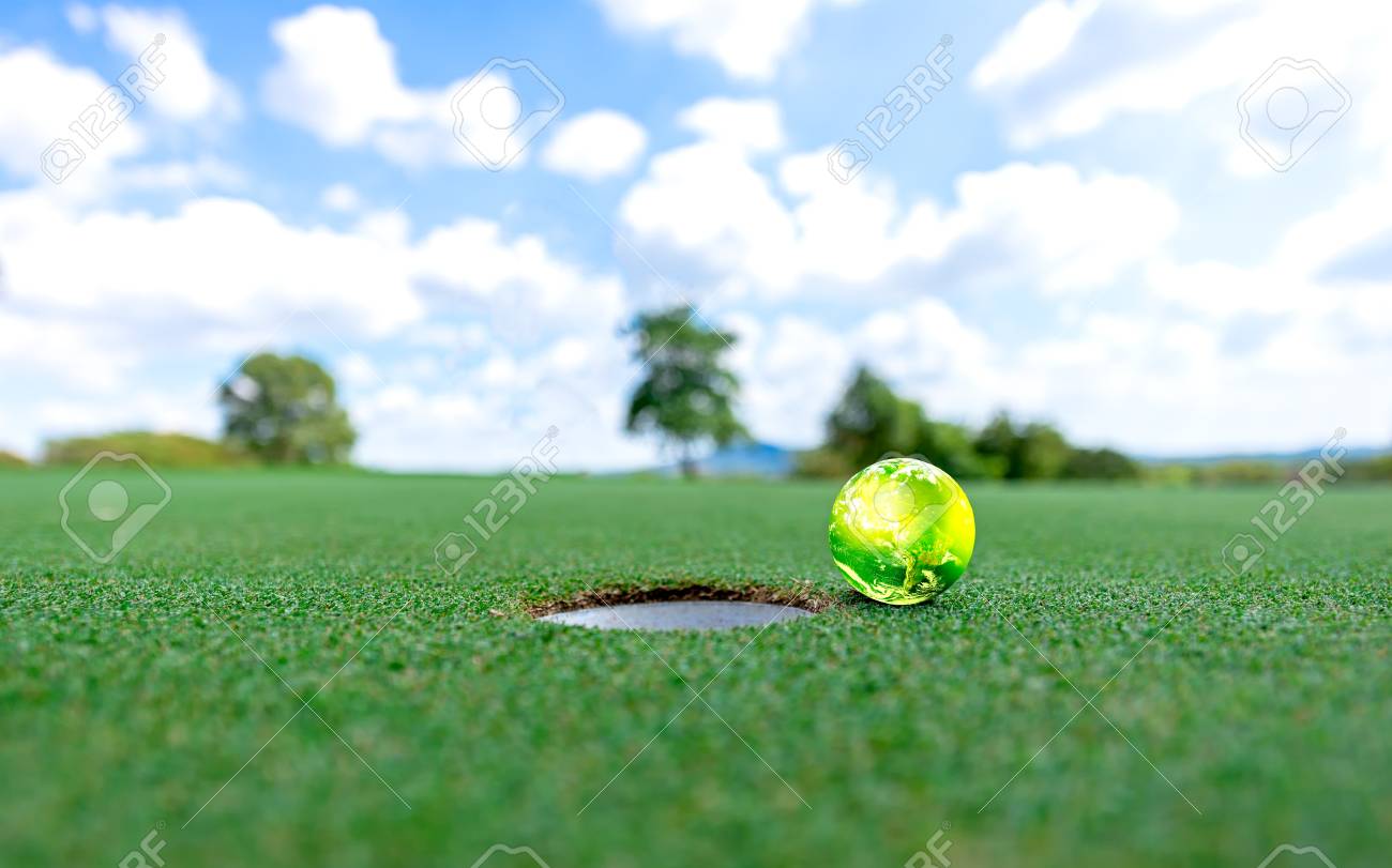 緑の地球を緑に青い空を背景にゴルフ。世界のゴルフ。NASA から地球の