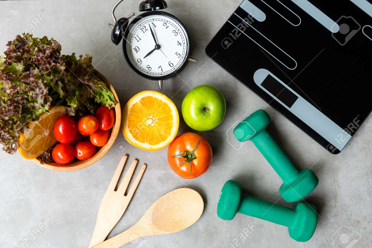 https://previews.123rf.com/images/freebird2000/freebird20002201/freebird2000220100002/181229271-diet-and-healthy-life-loss-weight-exercise-concept-fresh-fruits-salad-vegetable-with-weight-scale.jpg