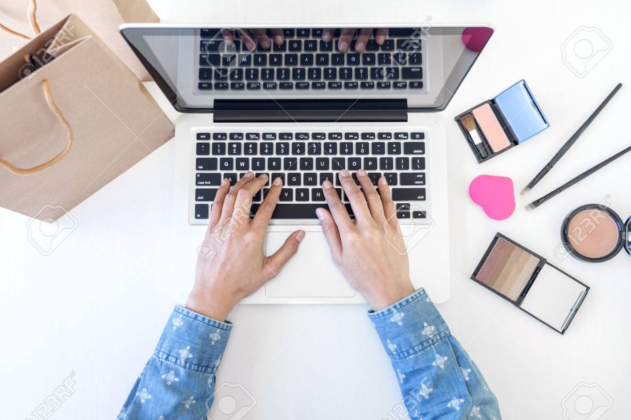 Blog De Maquillaje Y Belleza, Elegante Blogger De Moda Femenina Trabajando Con Una Computadora Portátil, Muchos Cosméticos Y Tutorial En Línea De Enseñanza. Fotos, Retratos, Imágenes Y Fotografía De Archivo Libres De Blog De Maquillaje Y Belleza, Elegante Blogger De Moda Femenina Trabajando Con Una Computadora Portátil, Muchos Cosméticos Y Tutorial En Línea De Enseñanza. Fotos, Retratos, Imágenes Y Fotografía De Archivo Libres De