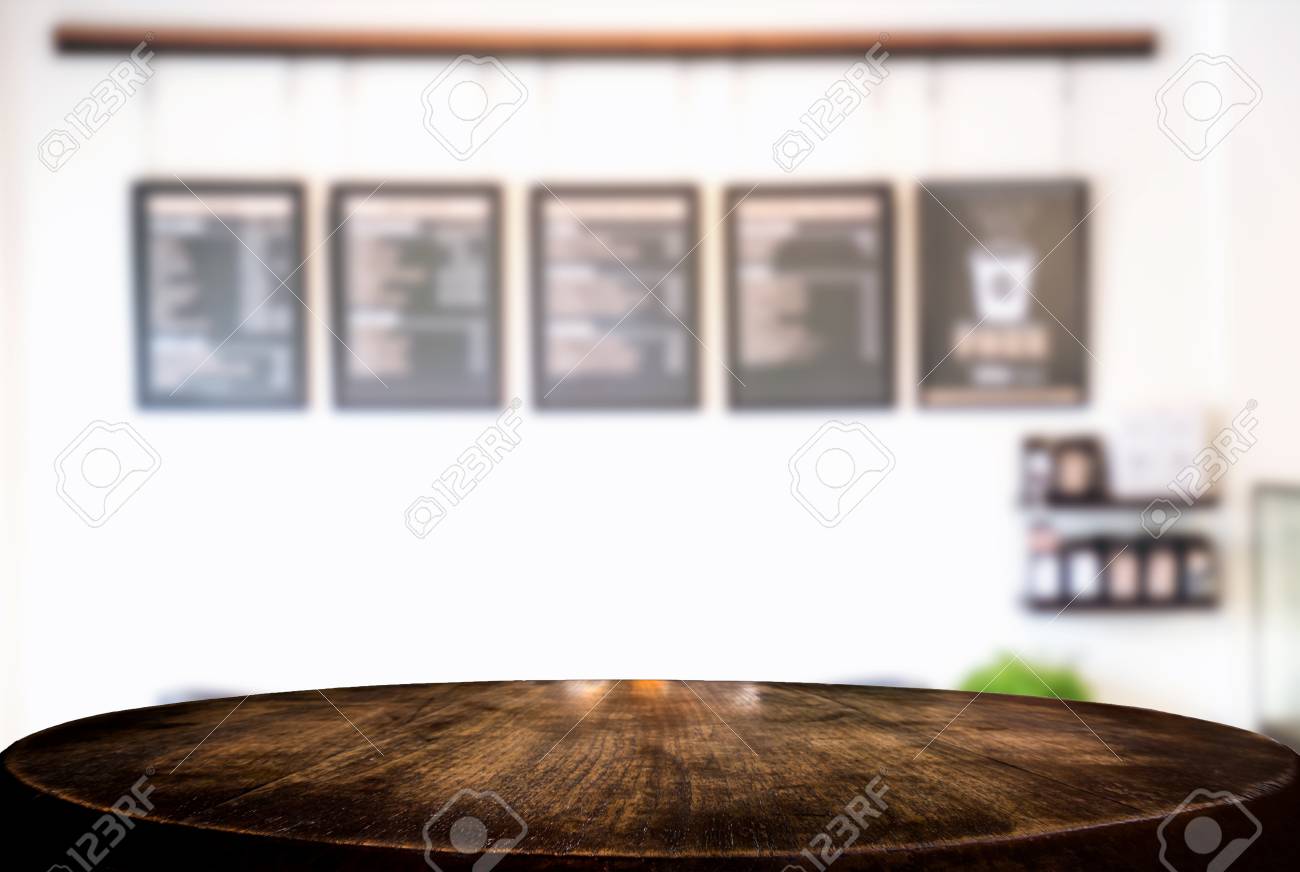Lege Houten Tafel En Wazige Achtergrond Van Abstract Voor Restaurant Of Koffie Winkel Cafe Kan Worden Gebruikt Mock Up Voor De Weergave Van Het Product Of Voor Montage Royalty Vrije Foto Plaatjes Beelden En