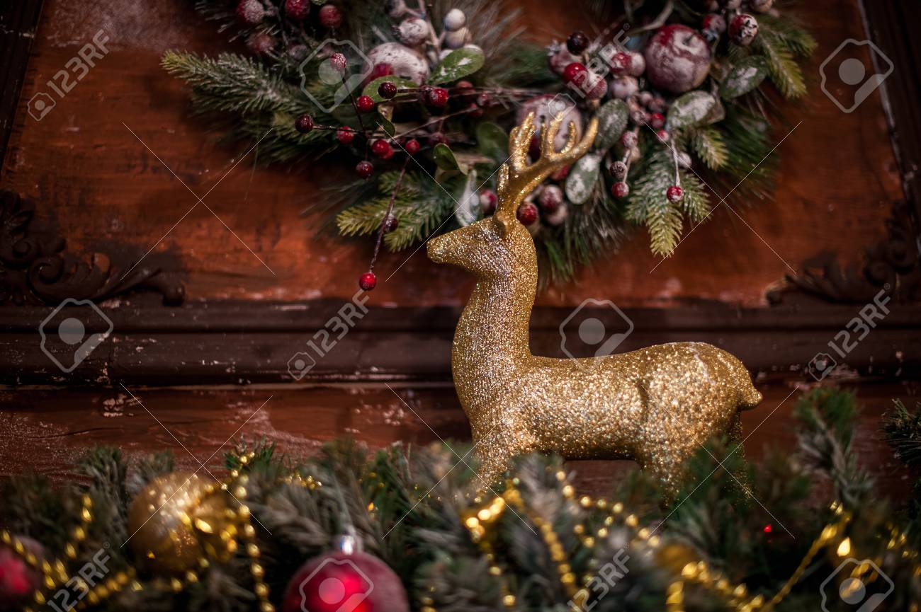 クリスマスの装飾の背景に黄金の鹿をおもちゃ の写真素材 画像素材 Image クリスマスの装飾の背景に黄金の鹿をおもちゃ の写真素材 画像素材 Image