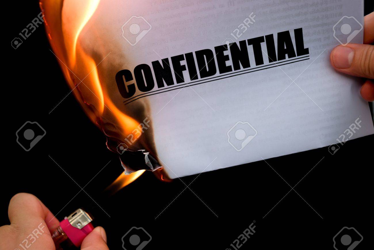 機密紙の文書を燃やす の写真素材 画像素材 Image