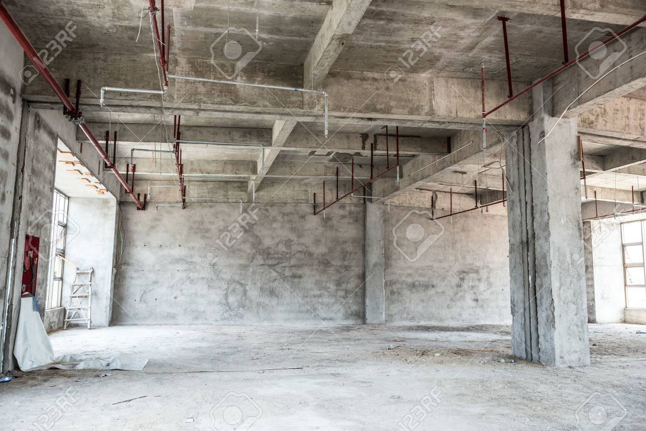Lege industriële loft in een architectonische achtergrond met kale