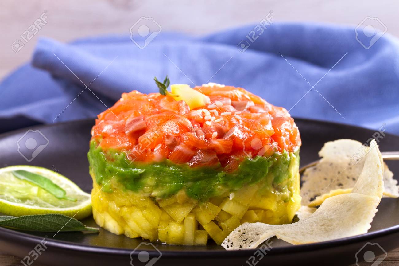 salmón ahumado con mango y aguacate