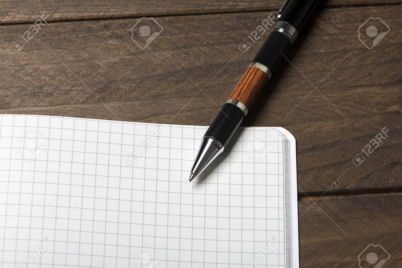 茶色の背景にノートの隅にボールペン。 の写真素材・画像素材. Image 