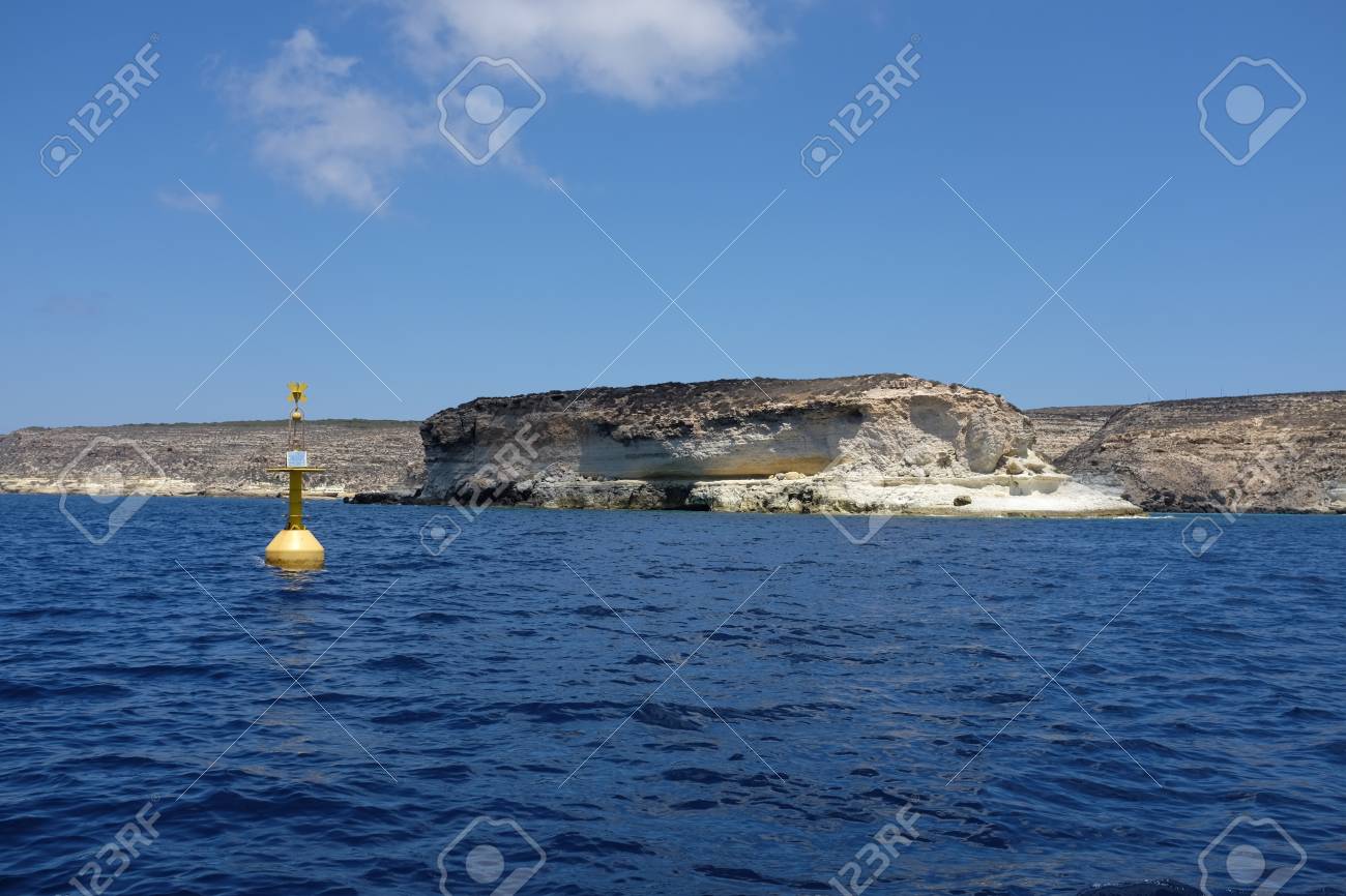 ランペドゥーサ島 の島周りの純粋な結晶水の表面 の写真素材 画像素材 Image