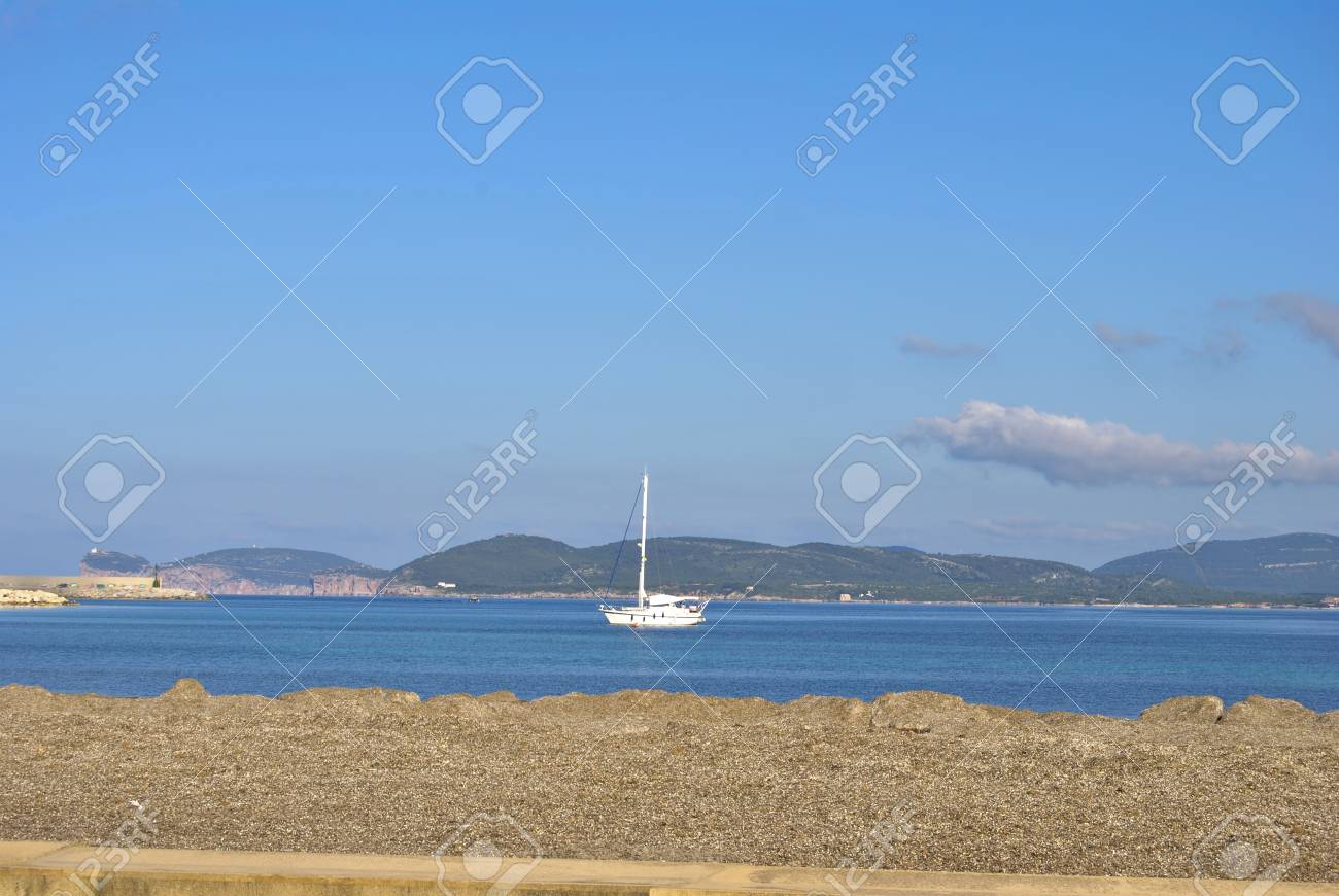 Vue Sur La Plage De La Pelosa Caractérisée Par La Transparence De Ses Eaux Et La Blancheur De Son Sable Est Considérée Comme Lune Des Plus Belles