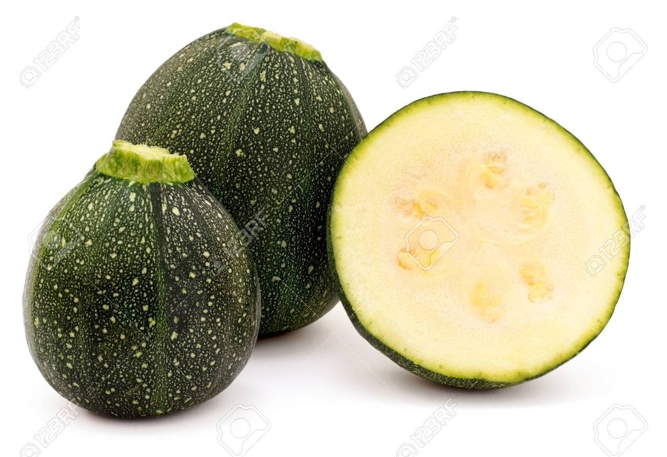 丸いズッキーニ全体と白い背景の上にスライスしました の写真素材 画像素材 Image
