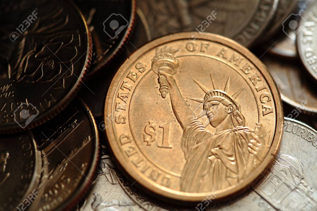 미국 1 달러 동전의 클로즈업 로열티 무료 사진, 그림, 이미지 그리고 스톡포토그래피. Image 100551894