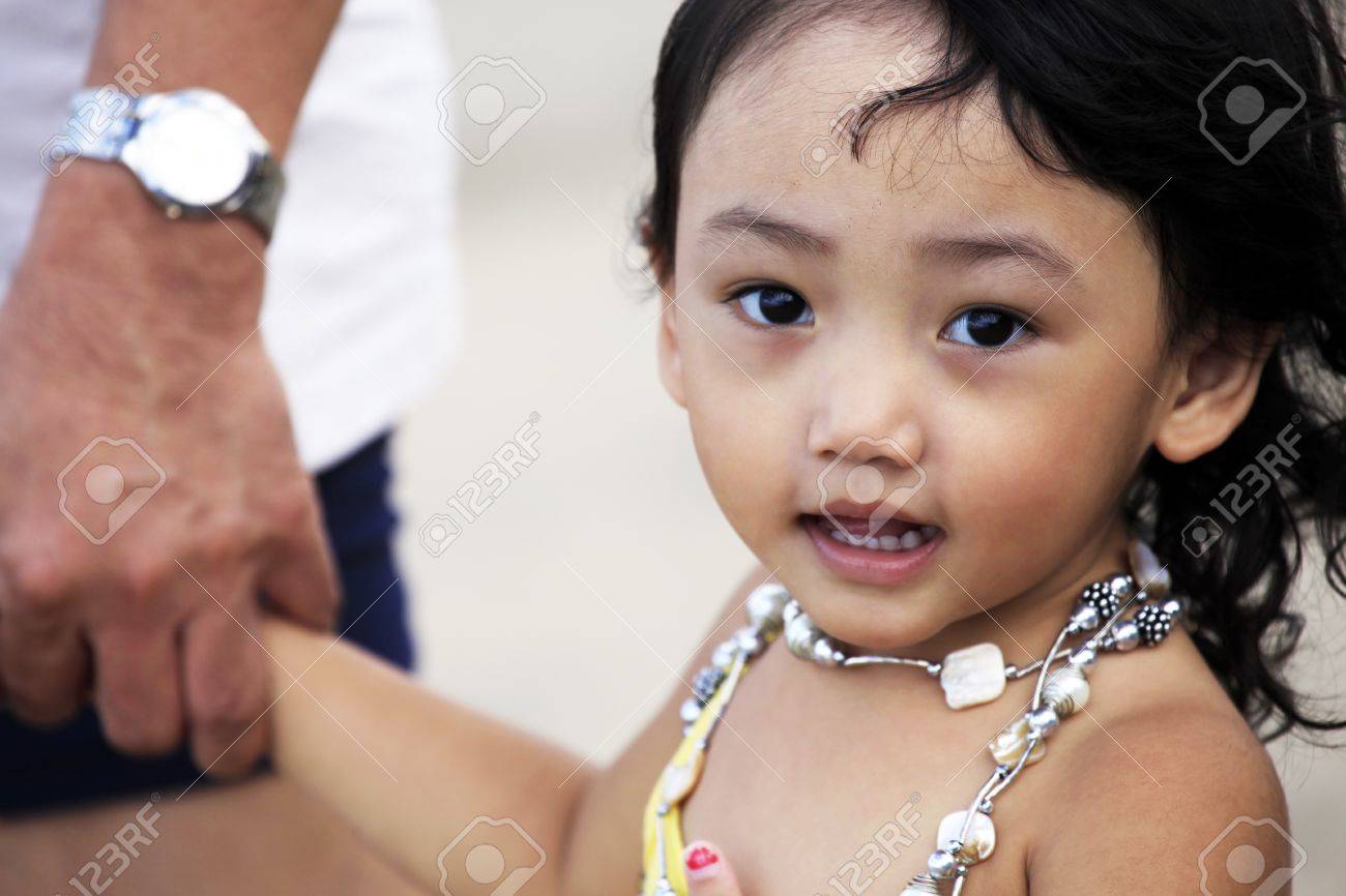 インドネシア Java の父と美しい小さなアジアの女の子の肖像画 の写真素材 画像素材 Image
