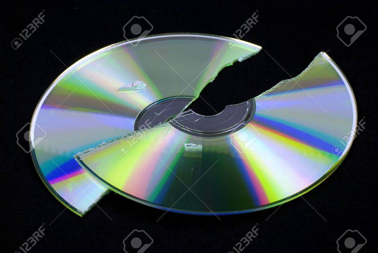 データの損失 壊れた Cd または Dvd 黒地に分離 の写真素材 画像素材 Image 2606110