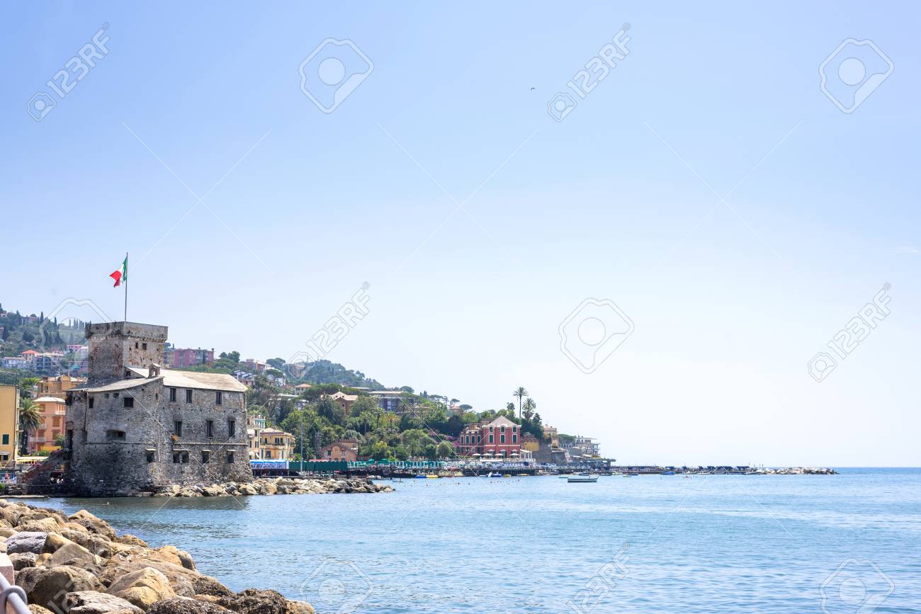 Visualizzazione Di Giorno Alle Montagne Mare Blu Molo Spiaggia E Città Di Rapallo Italia